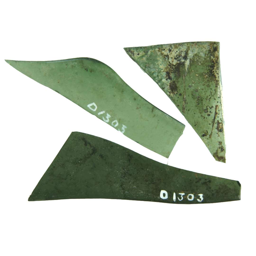 329 randskår af grønligt glas med naturlig afrundet yderrand.