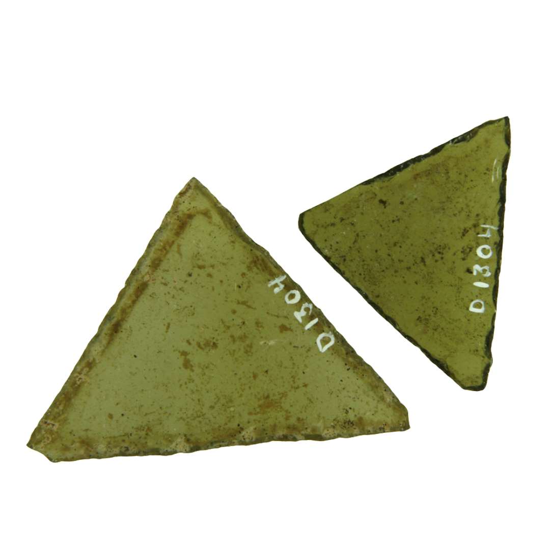 2 hele ruder af gulligt glas med afnappede kanter af form som ligebenede trekanter. Største bredde og højde henholdsvis: 4,6 x 3,4 cm. og 6,3 x 4,55 cm.