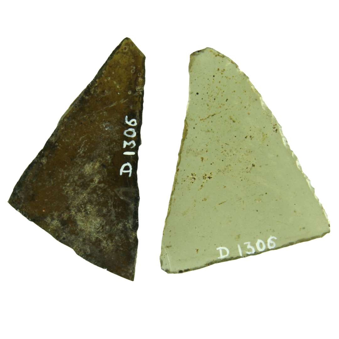 2 hele ruder af lysegult og mørkegult glas med delvis afnappede kanter af form som skæve spidsvinklede trekanter. Største længde og højde: ca. 6 x 3,25 cm. - 5,65 x 4,2 cm.