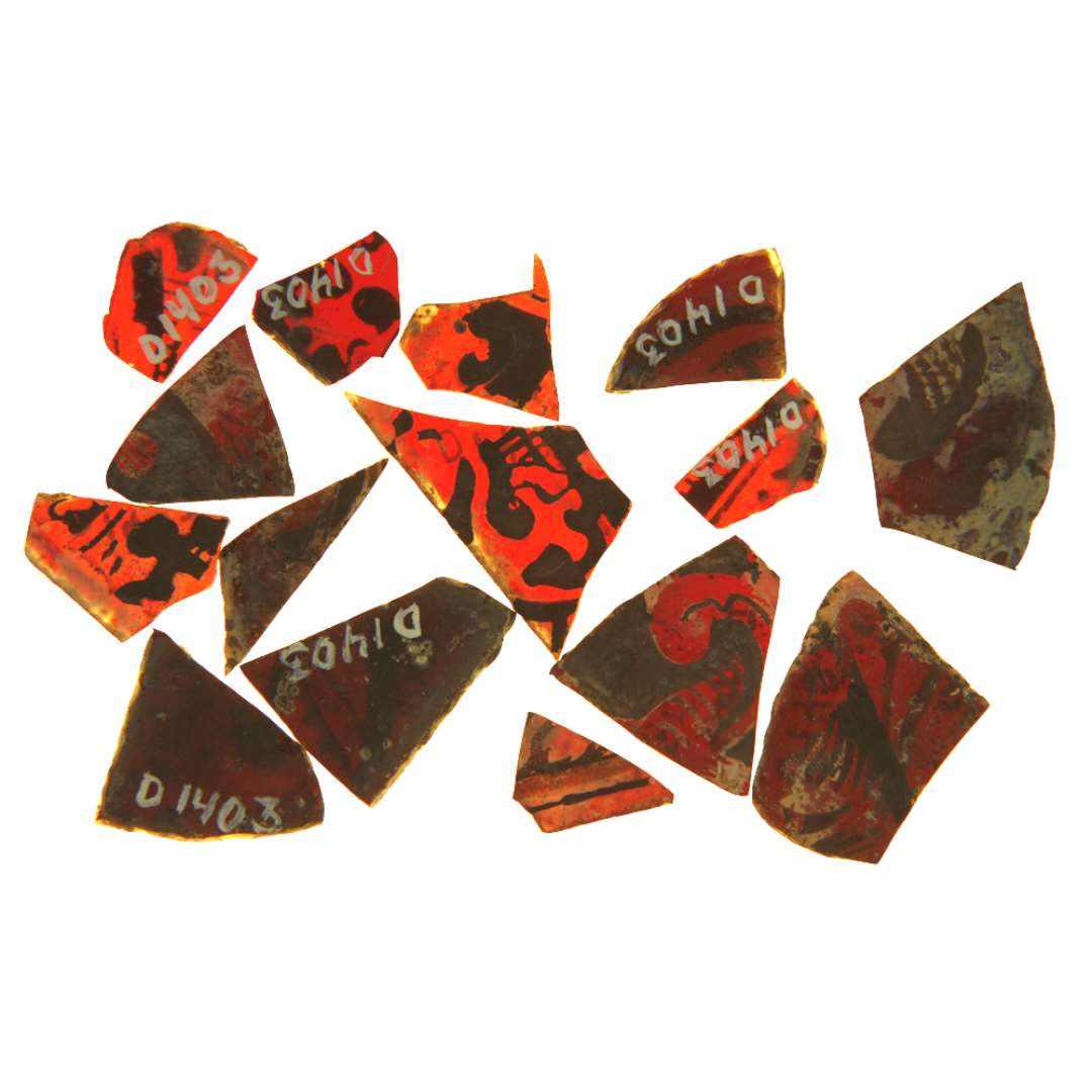 19 fragmenter af ruder af rødt og blegrødt glas bemalet med brun farve i streg og planteornamenter ofte i stærk stiliseret form. Flere af rudernes rande er afnappede, men rudernes form lader sig ikke erkende.