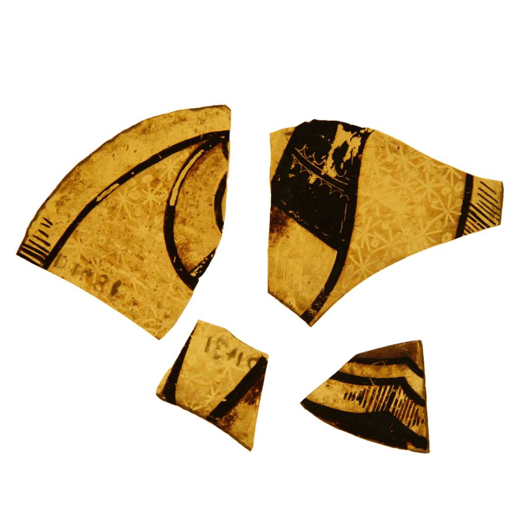 Fire fragmenter af ruder af klart glas (grønligt), med afnappede kanter. Fragmenternes form tyder på mindst en rude af halvcirkulær form med let konkav diameterside. Rudens midterparti er udstyret med et ornament af en vis lighed med et svunget horn malet i kontur i tyk, brun farve og prydet med et bredt ornamenteret midterbælte. Baggrunden omkring hornet med en ganske tynd brun farve hvori der er ridset et stjerne- og bollemotiv. Langs rudens cirkulære yderrand er trukket en kraftig brun farvestribe, og mellem denne og den afnappede kant er med mellemrum anbragt grupper af tynde, tæt placerede streger. Fragmenternes største mål: 2,4-6,1 cm. 