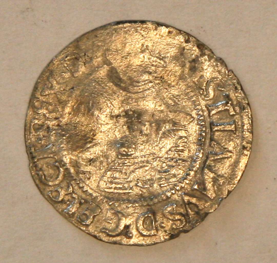 Sølvmønt slagen i Roskilde under Christian den 3die som udvalgt Konge. Diameter: 2,7 cm.  4 skilling, 1535, Roskilde? Galster 99.  