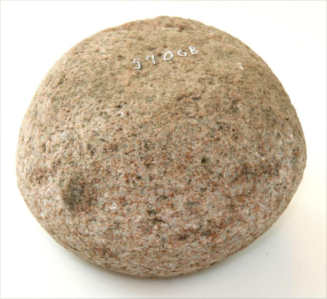 Løber af granit. Cirkulær sten, fladslidt på den ene side. Diameter: 9,5 cm.