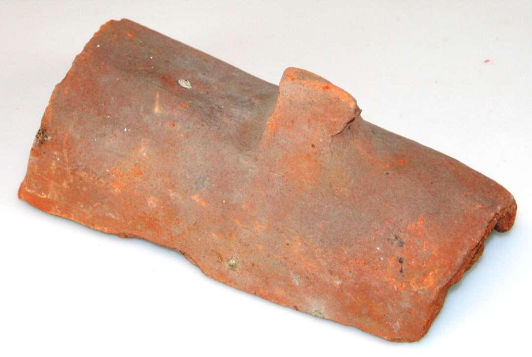Fragment af munketagsten, såkaldt munk. 17 til 20 Cm. lang og 10 til 12 Cm. bred 