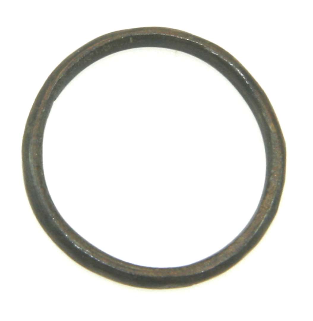 En Ring af Bronzetraad, 2,2 Cm. i Diameter, dannet af en ret tynd Bronzetraad.
