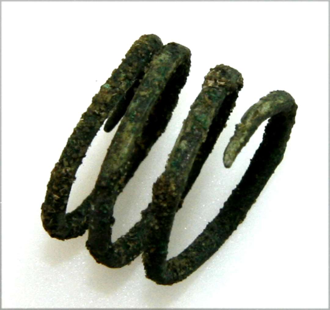 Spiralfingerring af bronze. Fremstillet af tynd bronzering i 4 vindinger. Diameter: 1,5 cm.