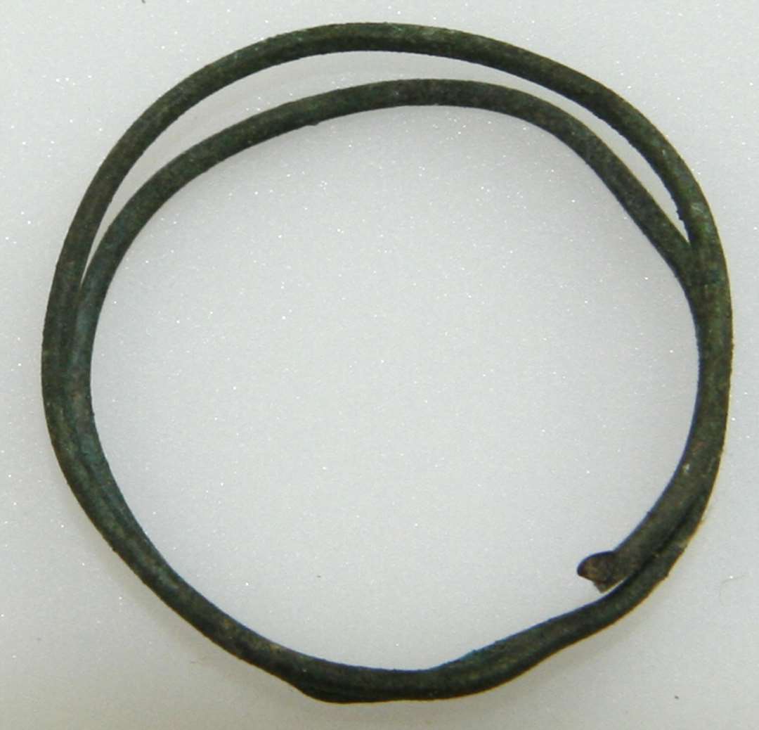 Spiralfingerring af bronze. Af tynd bronzetråd i to vindinger. Diameter: 2,5 cm.