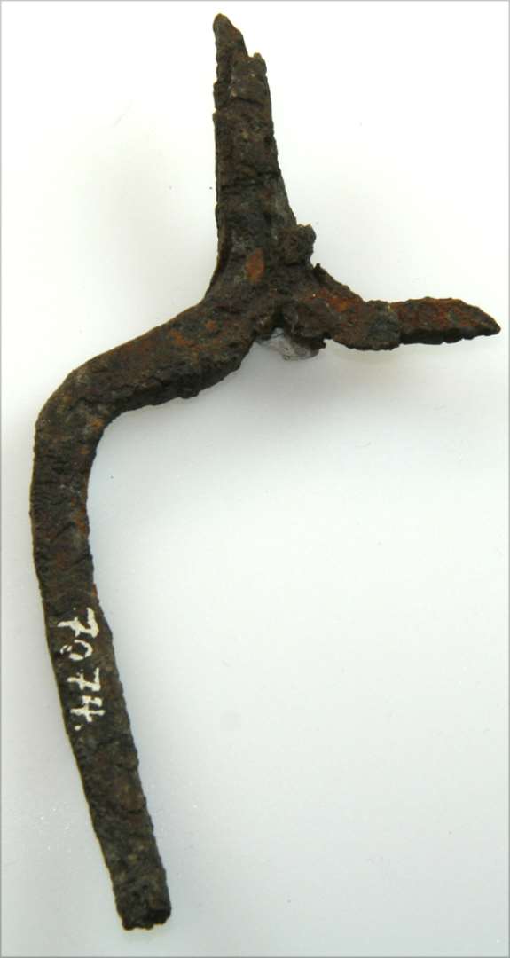 To fragmenter af forkformede jernredskaber. Længde: ca. 14 cm., bredde over tænderne h.h.v.: 7 og 8 cm.  Fladt udsmedet håndtag til anbringelse i et træskaft. 