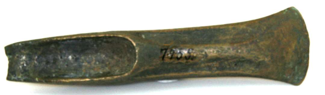 Afsatsøkse af bronze. LÆngde: 16 cm., bredde: 4,2 cm.

Pålstav
