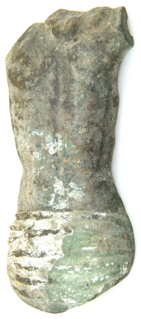 Fragment af krucifix af bronze i relief. Kun torsoen bevaret.  Lændeklædet farvet hvidt og grønt. Længde: 11 cm., bredde: 4,8 cm.