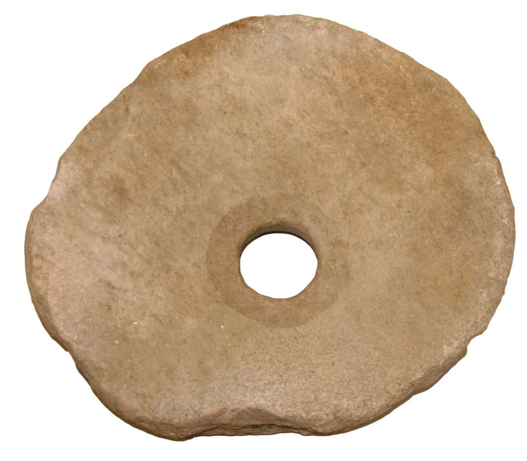 Kværnstensløber af granit, hvælvet på oversiden og stærkt hulslidt på undersiden. I midten et rundt hul, ca. 7 cm. i diameter. Mål: diameter 45 cm., tykkelse ca. 7 cm.