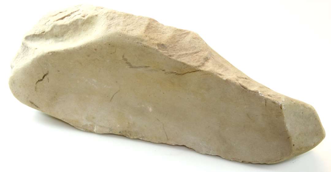 Slibesten af sandsten, slidt på de to sider. Mål: 36 x 14 x 9,5 cm.