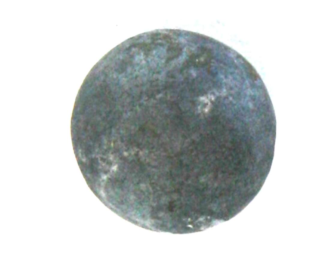 1 lerkugle af lidt ujævn form af slåengråblå, brændt lermasse. Diameter: 1,3 - 1,4 cm.