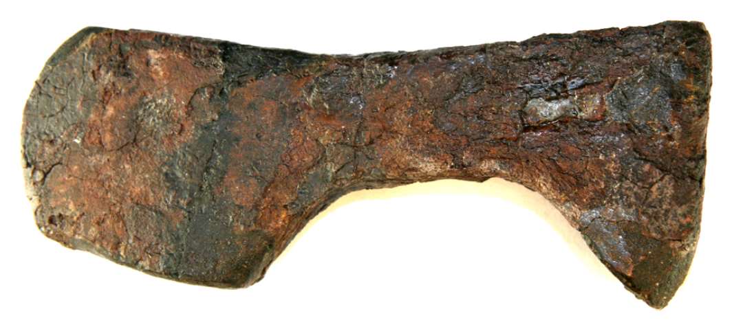En skægøkse af jern. Stærkt forrustet, men konserveret (af Forhistorisk Museum, Århus). L. 17,8. Br. ved æggen 5,9.