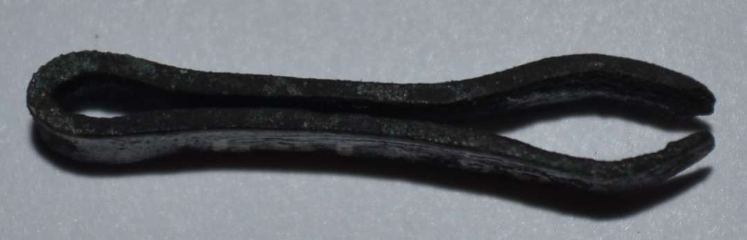 Lille pincet lignende genstand - 2,3 x 0,4 cm, antagelig af bronze.