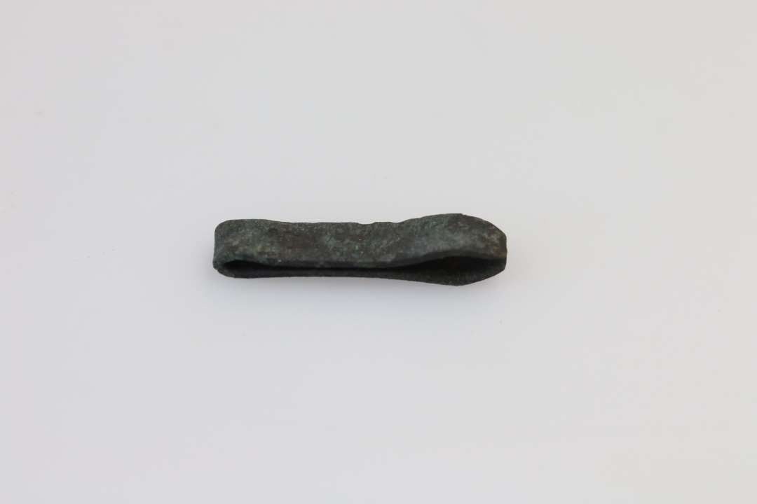 Lille pincet lignende genstand - 2,3 x 0,4 cm, antagelig af bronze.
