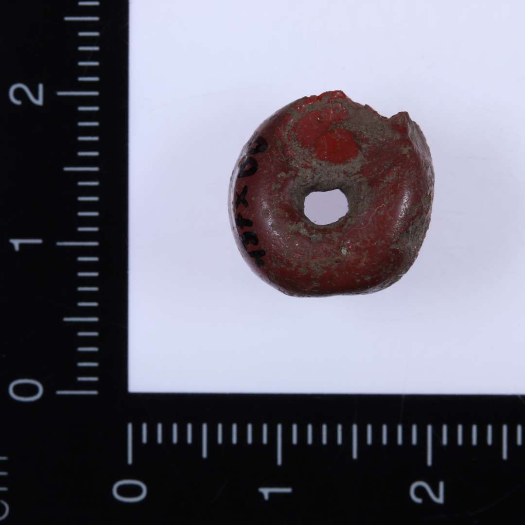 Brun perle, diameter 1,4 cm, bredde 0,9 cm. 