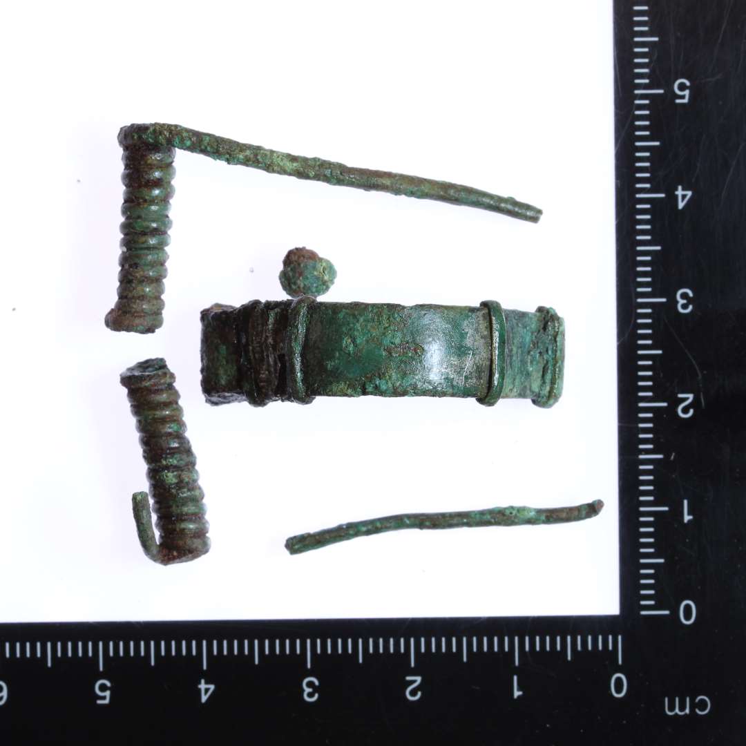 5 dele af en fibula, konserveret.
I rapport beskrevet som en Almgren 175 dateret til yngre romersk jernalder.