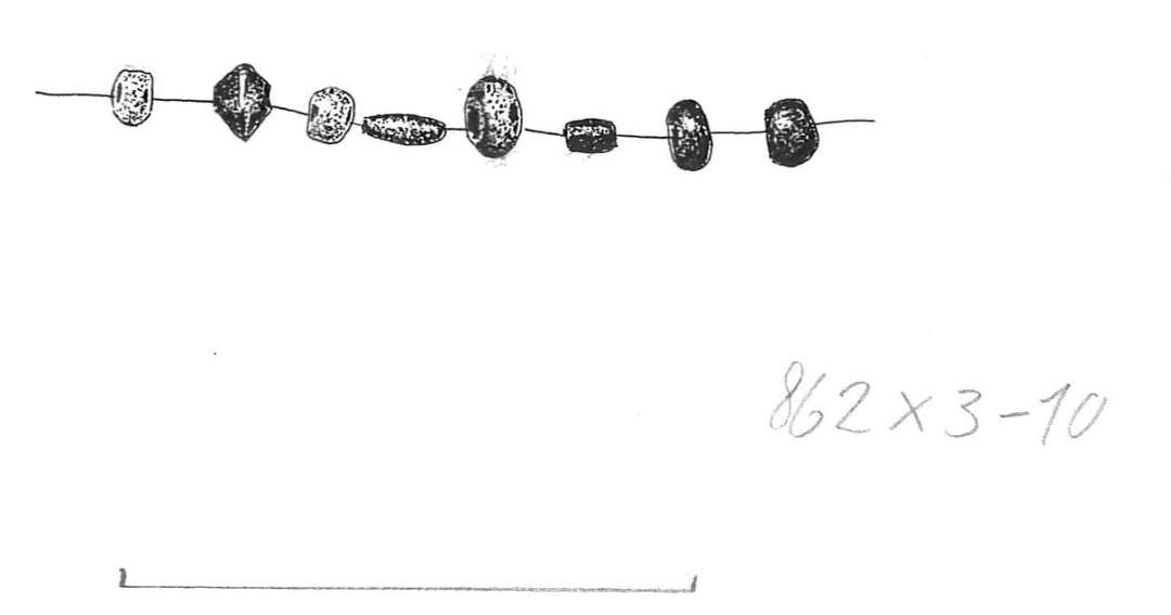 Hvidgul glasperle, overtrukket med guldfolie og med gennemboring. 
Højde: 0,4 cm. Diameter: 0,52 cm. 