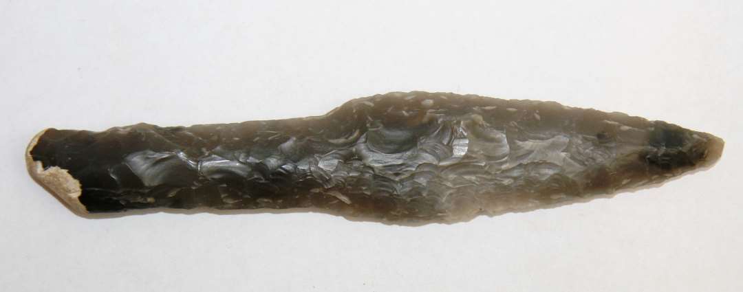 En flintdolk - grå flint. Længde 15 cm - bredeste sted 3 cm. 