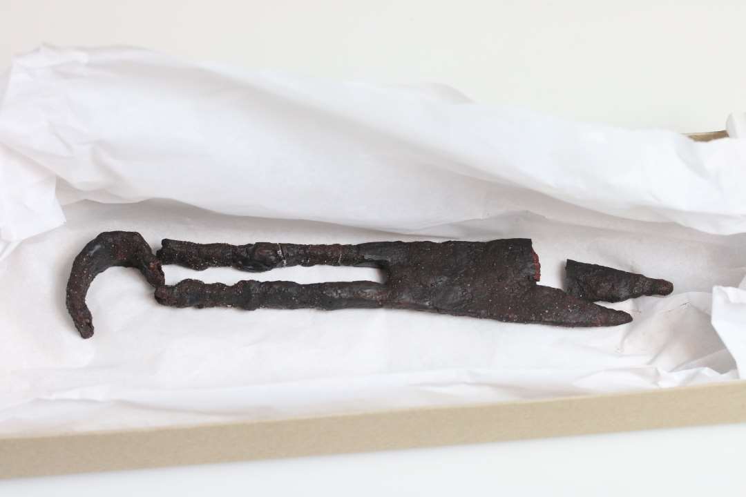 Saks af Jern- konserveret. Længde ca. 17 cm, Bøjlen afbrudt.  I flere dele ved nedtagning af udstilling.