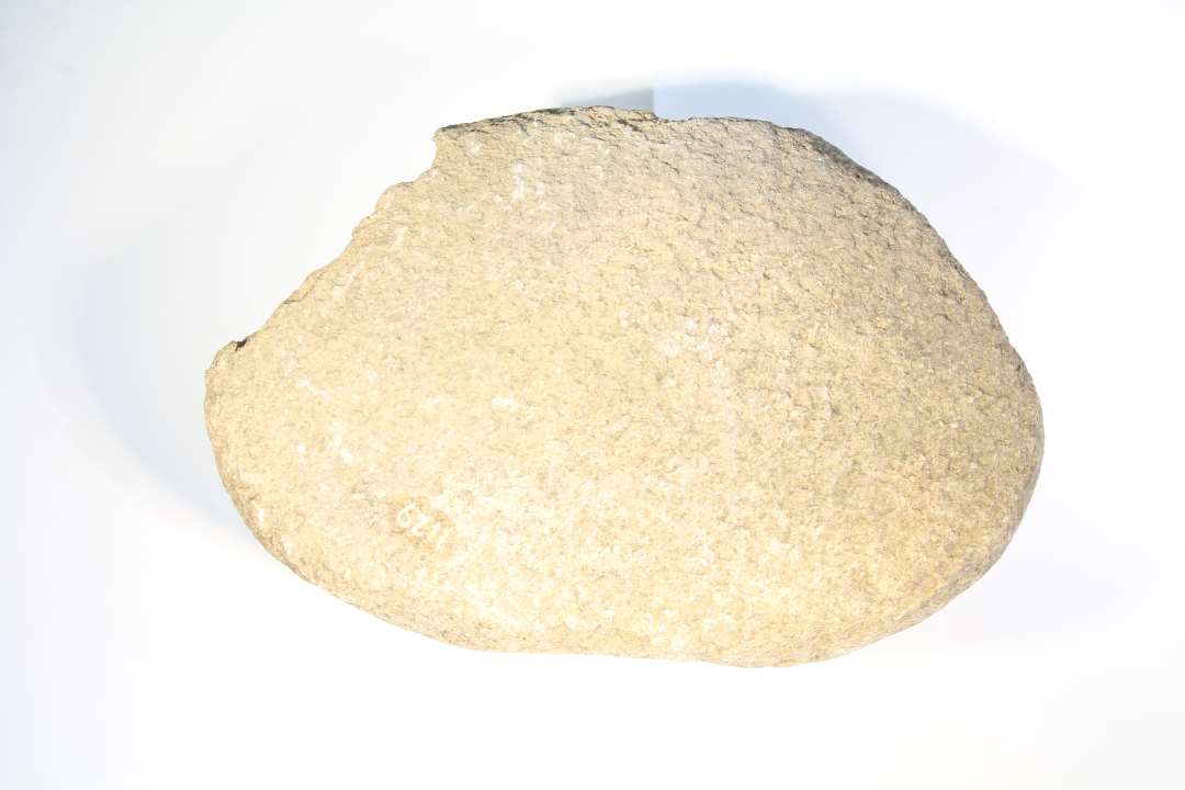 Løber til kværn. Længde 26,5 cm., bredde: 18 cm. Finkornet, gråbrunlig granit.
