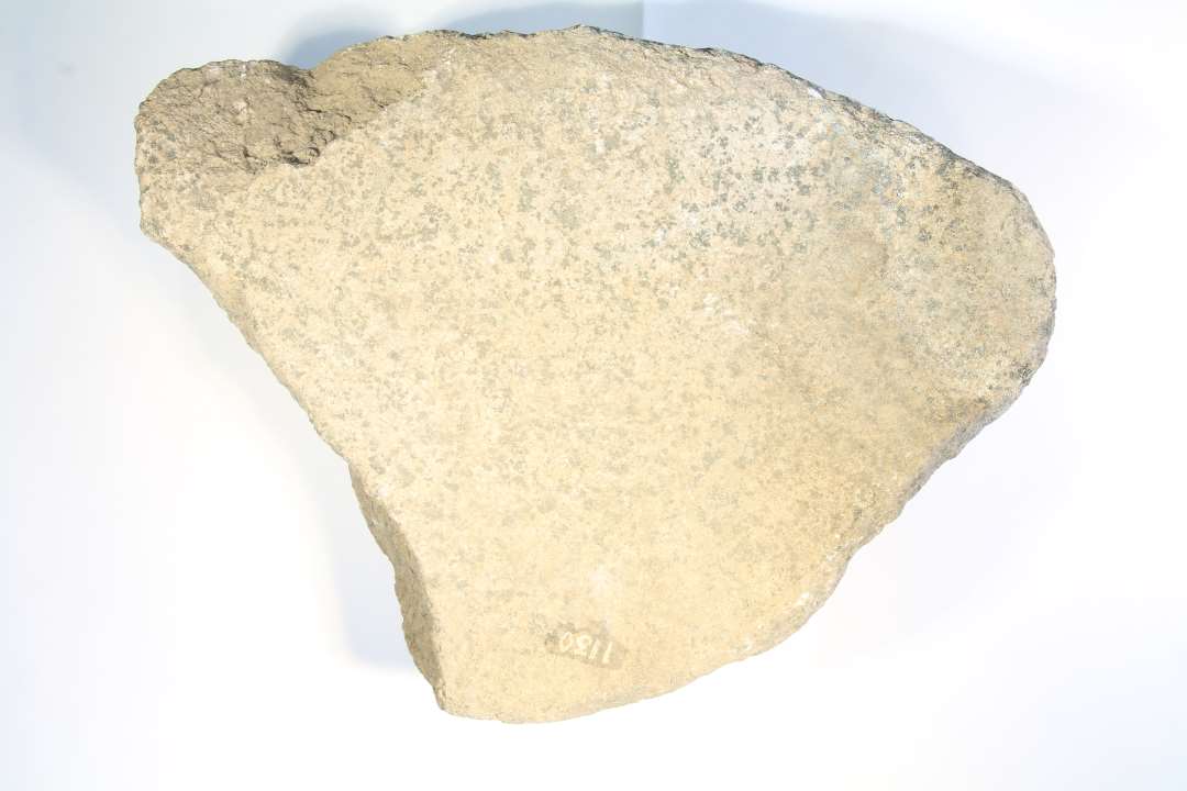 Kværn- ene ende afbrudt. Længde: 30 cm., bredde: 23,5 cm. Finkornet grå granit, let nedslidt.