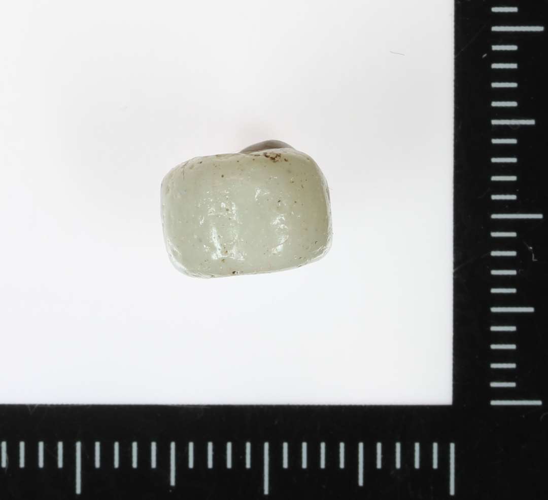Lille mælkehvid glasperle, almindelig rund/let oval