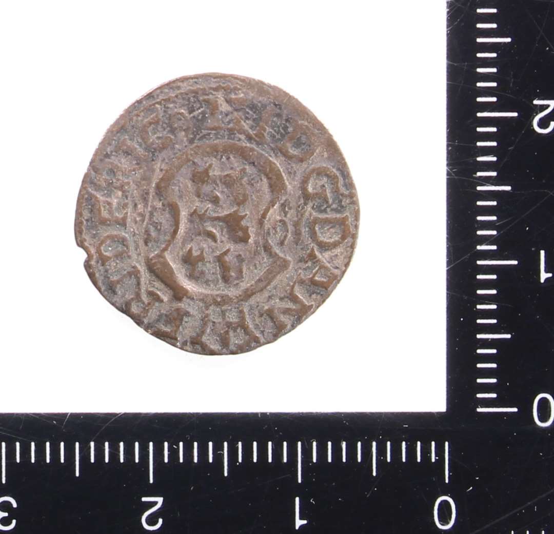 Mønt. 
Kobber. 
Diameter: 1,9 cm. 
2 shilling fra Frederik den III's tid. 
