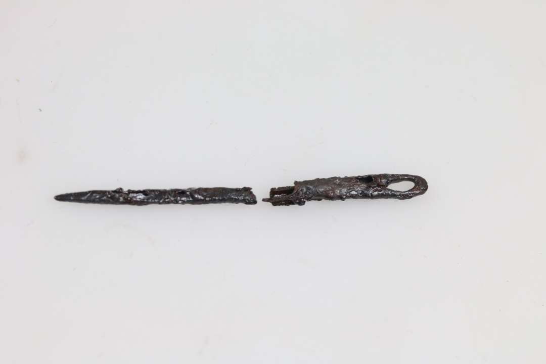 Jernnål - knækket i to dele. Har oprindeligt været 5 cm lang. 
