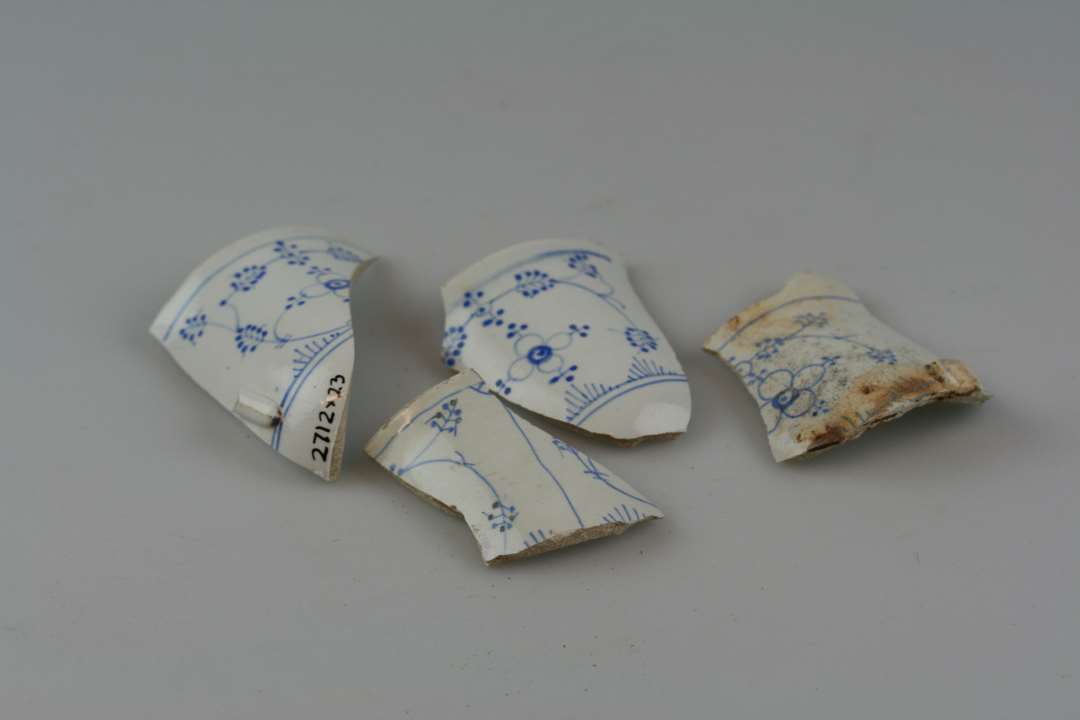 Samling af fajanceskår fra 5 forskellige genstande sorteret heriblandt 4 skår fra kop med blå musselmaling ialt 418 g
