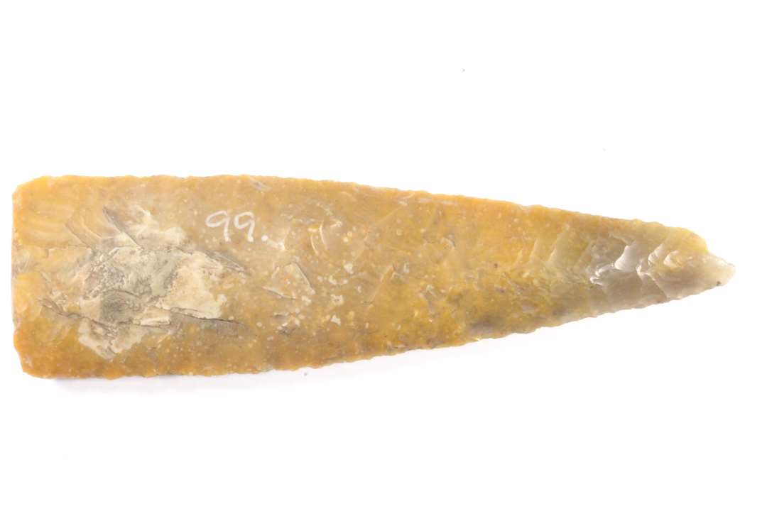 Spydspids knækket/ ½ flintdolk (spidsen). Længde 11,8cm. 