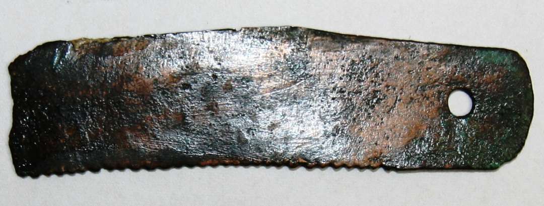  Bronzesav fundet i Gravurne nr. 132. Længde 6,8cm