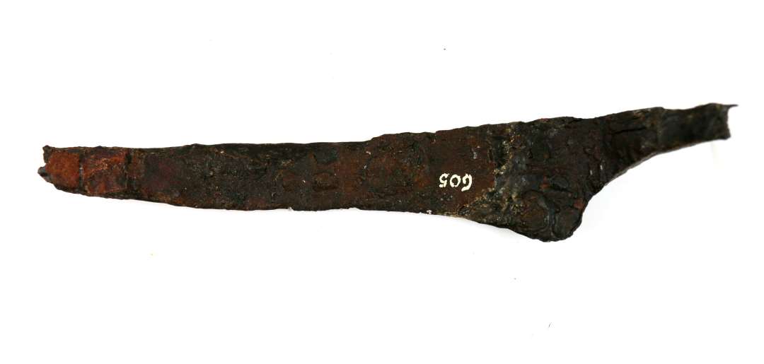 Jernkniv. Stor. knækket. bevaret længde på blad= 18,5 cm. Bevaret længde på greb= 5 cm. 