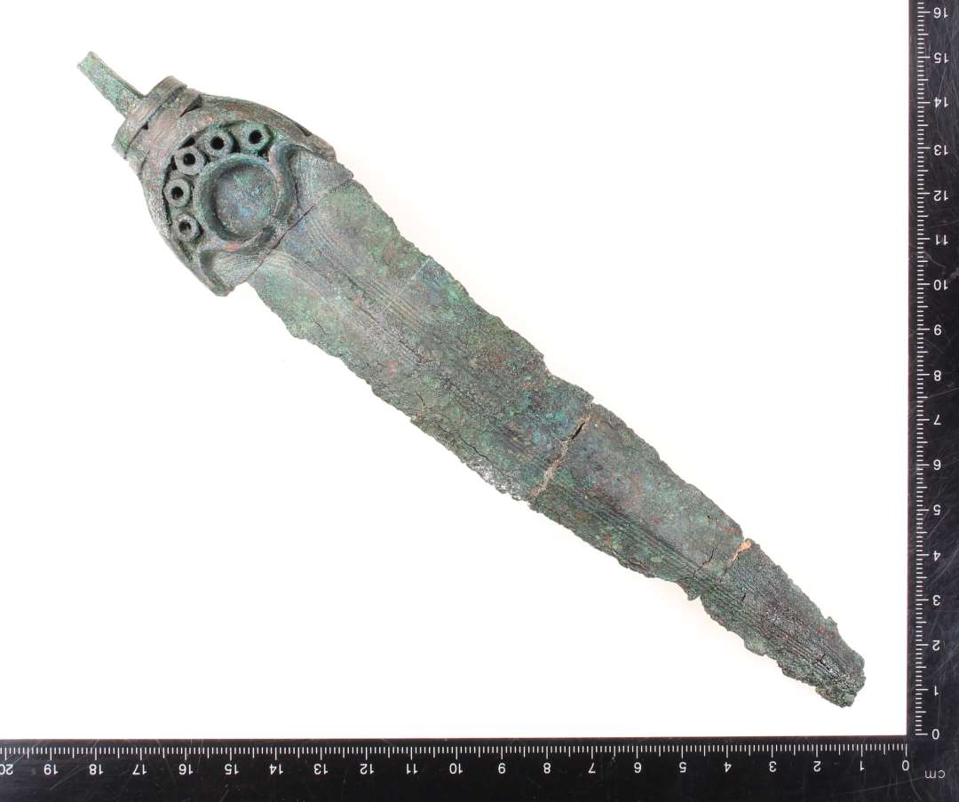 Bronzedolk med grebtunge
Længde: 22 cm. 
Bronzealderen periode II.  