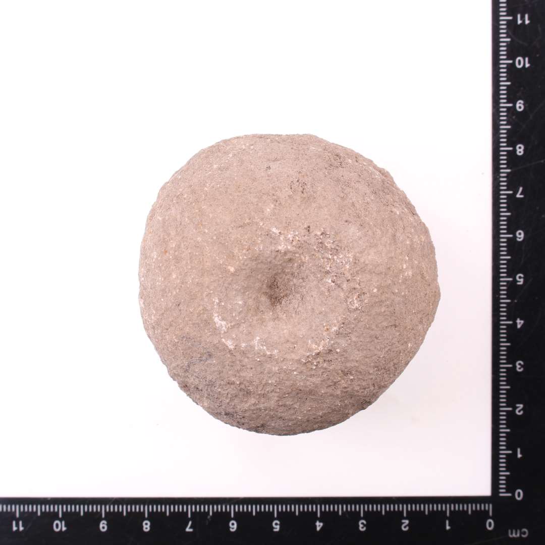 Sten med skålformede fordybninger
Skåltegnsten?
Forarbejde til køllehoved?
Højde 4,6 cm.
Diameter: 6,4 cm.