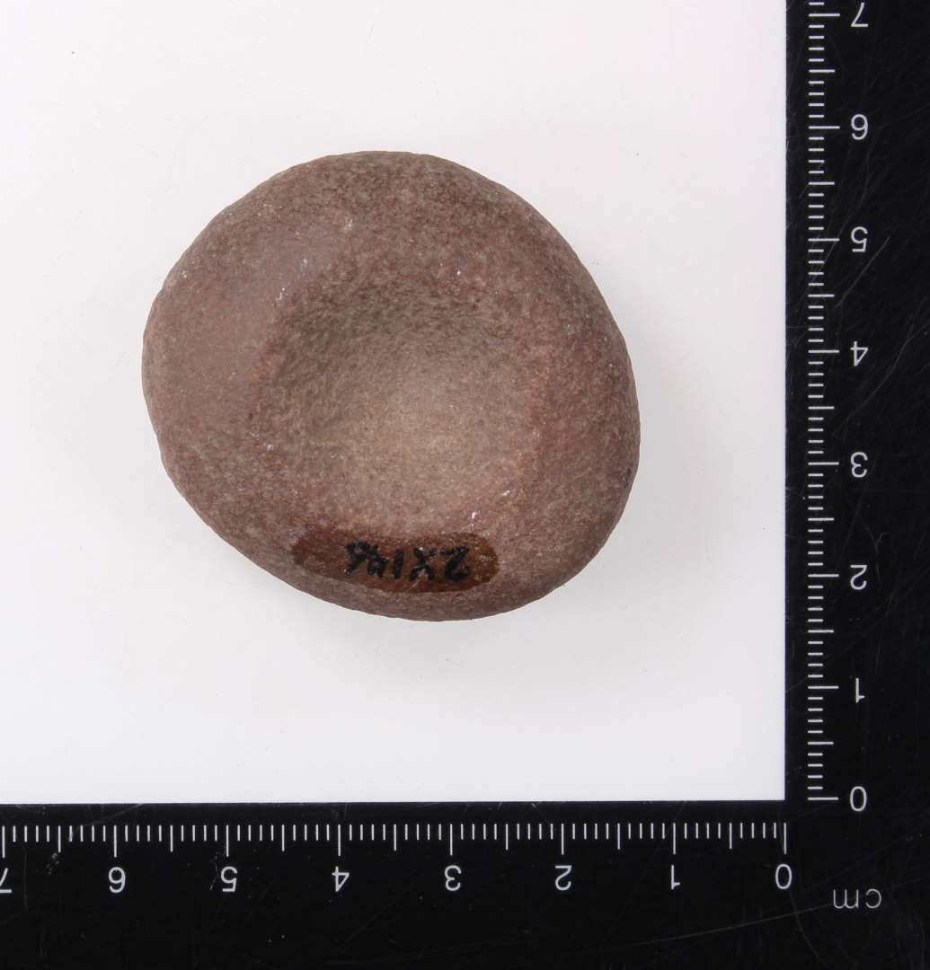 Sten med skålformede fordybninger
Skåltegnssten?
Højde: 2 cm.
Diameter: 4,4 cm.