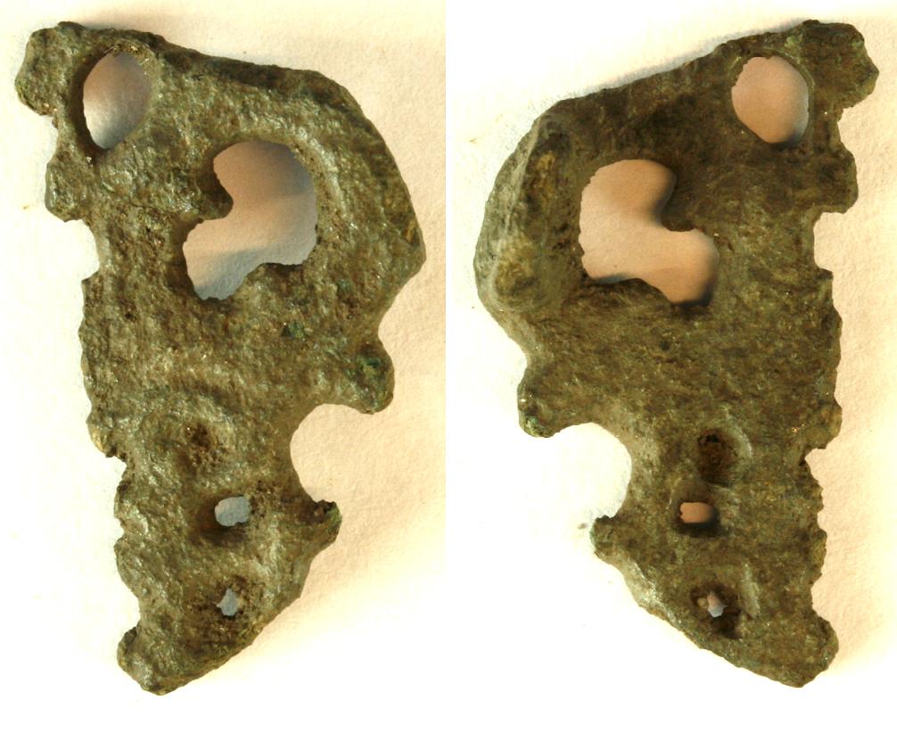 Fragment af urnesfibel eller måske snarere Palmetfibel. Største mål: 25 mm. 