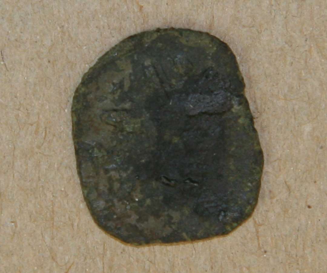 Borgerkrigsmønt? Mønten er en dansk penning, MB 541, 543-545, henført til Roskilde/Nørrejylland, 1320’erne