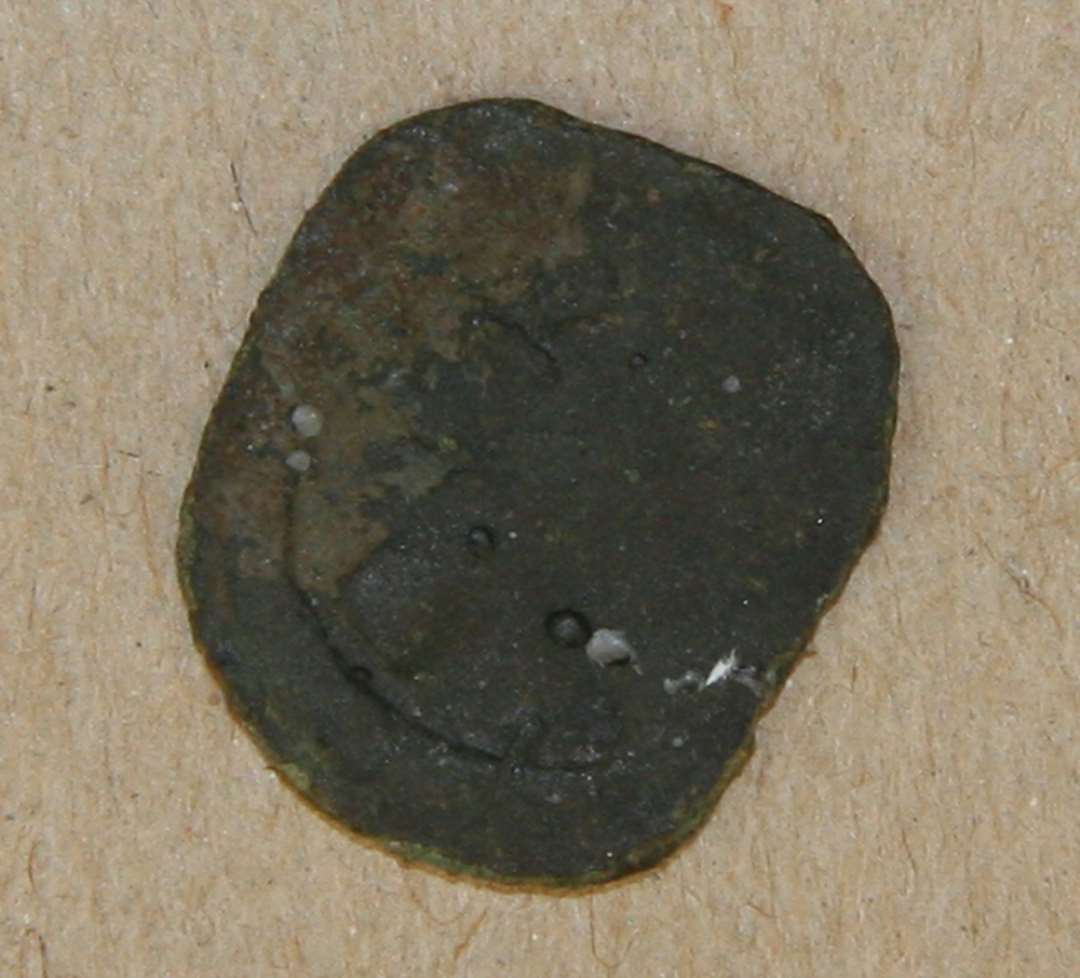 Borgerkrigsmønt? Mønten er en dansk penning, MB 541, 543-545, henført til Roskilde/Nørrejylland, 1320’erne