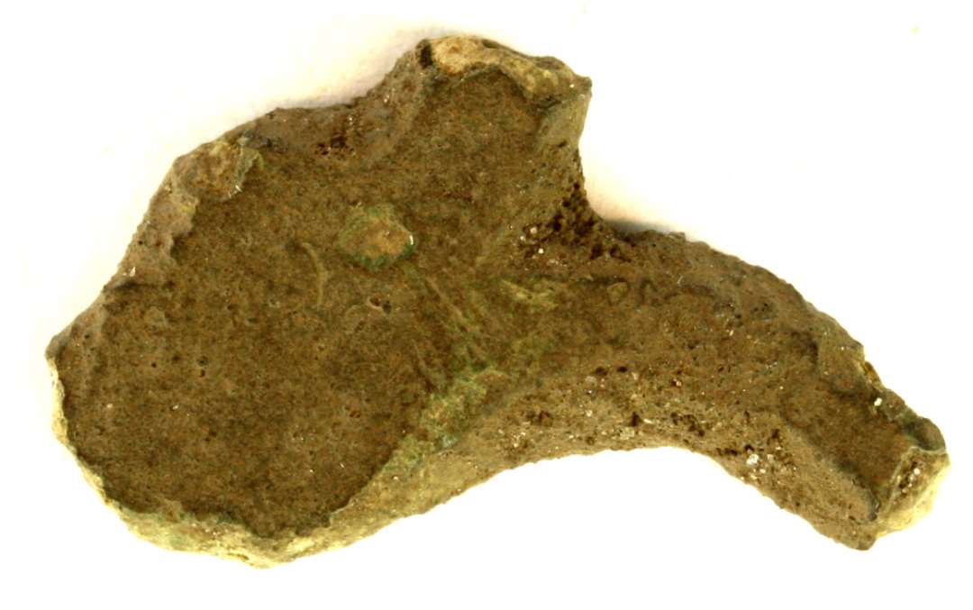 Fragment af genstand af kobberlegering. Største mål: 24 mm
