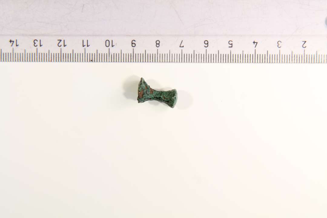 Lille bronzedup, anvendelse ukendt. Længde: 1,5 cm.