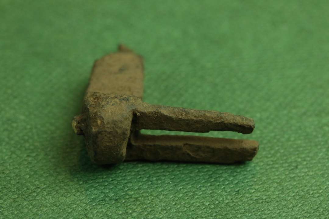 Fragment af lås. 21x21 mm