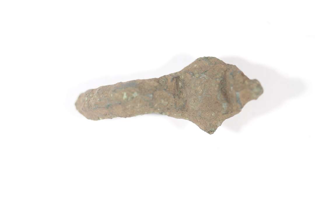 Fragment af korsformet fibel. Længde: 4 cm., bredeste sted: 1,6 cm.