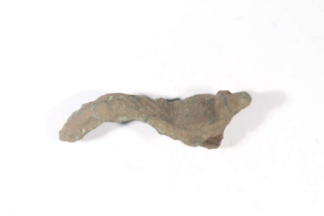 Fragment af korsformet fibel. Længde: 4 cm., bredeste sted: 1,6 cm.