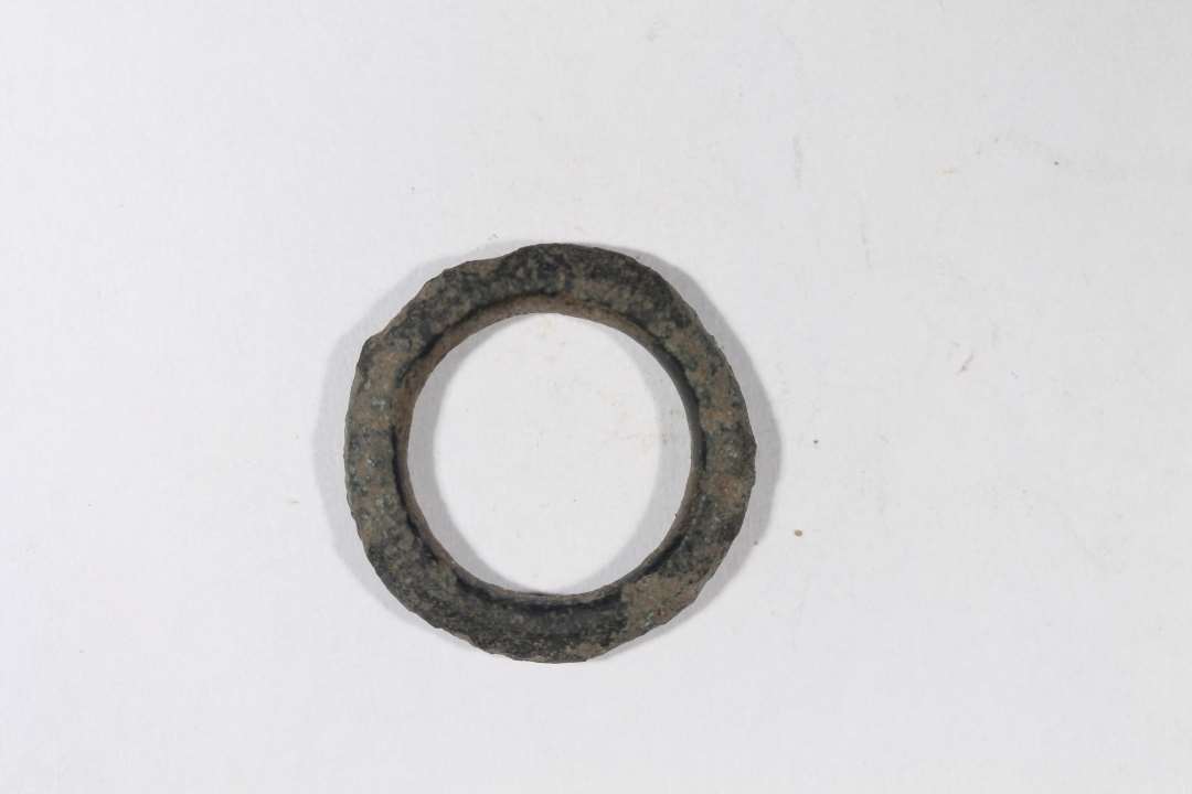 Ring af kobberlegering. Uvis anvendelse og datering. Ydre diameter: 2,2 cm.