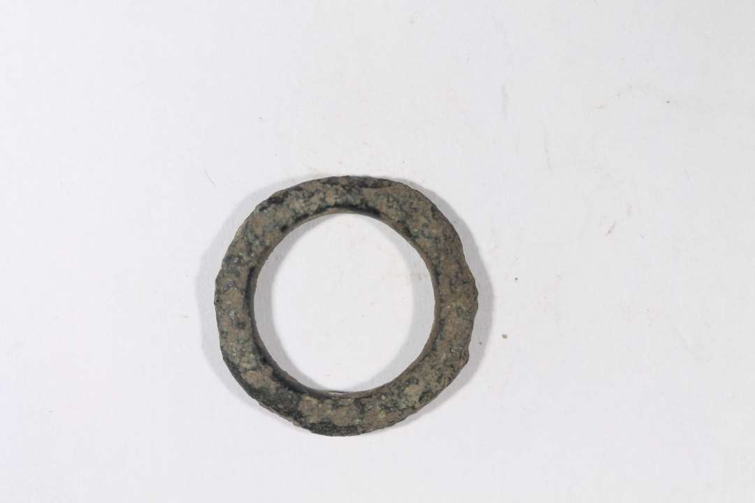 Ring af kobberlegering. Uvis anvendelse og datering. Ydre diameter: 2,2 cm.