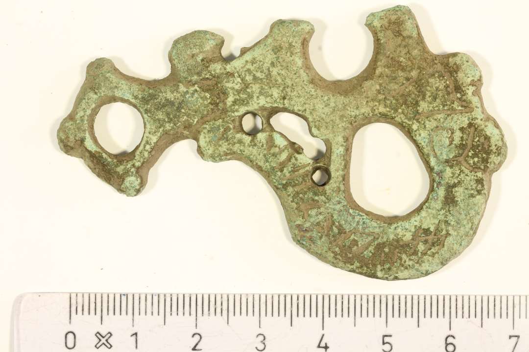 Fragment af kindplade til hestebidsel/seltøj. største mål: 7,1x4,5 cm.