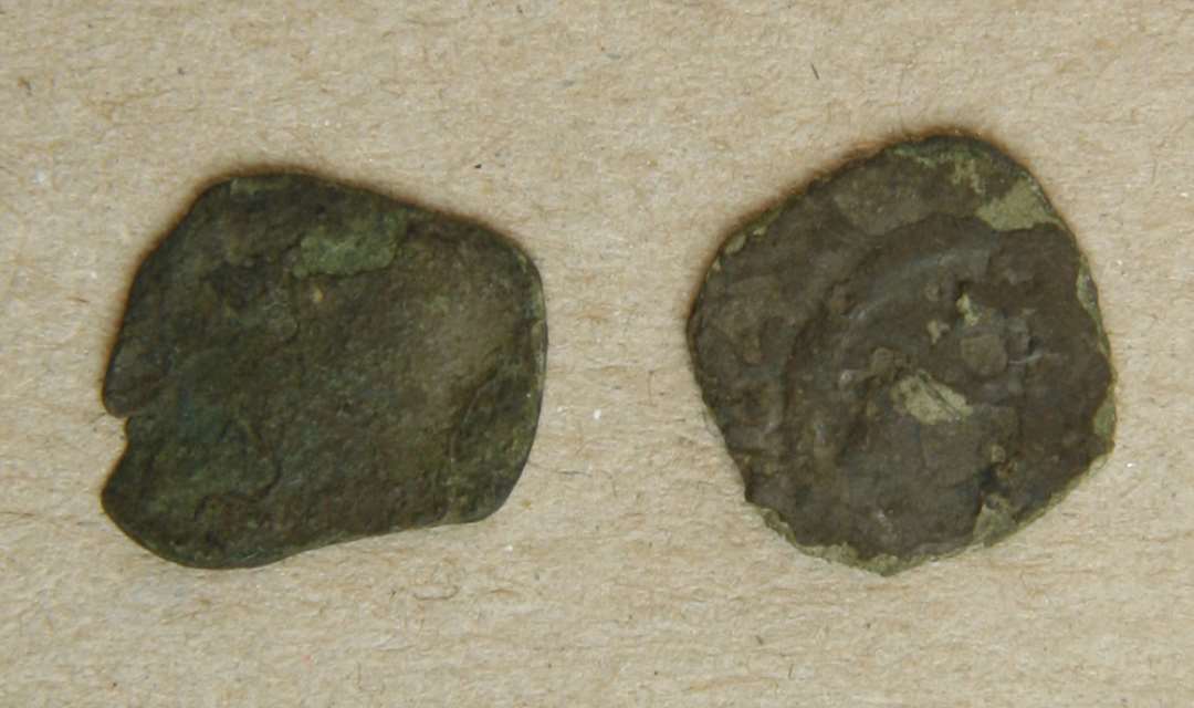 To borgerkrigsmønter, den ene: MB 463, henført til Slesvig 1290´erne (mønt 1), den anden: dansk penning af ubestemt type, omkring 1320-1340 (mønt 2)