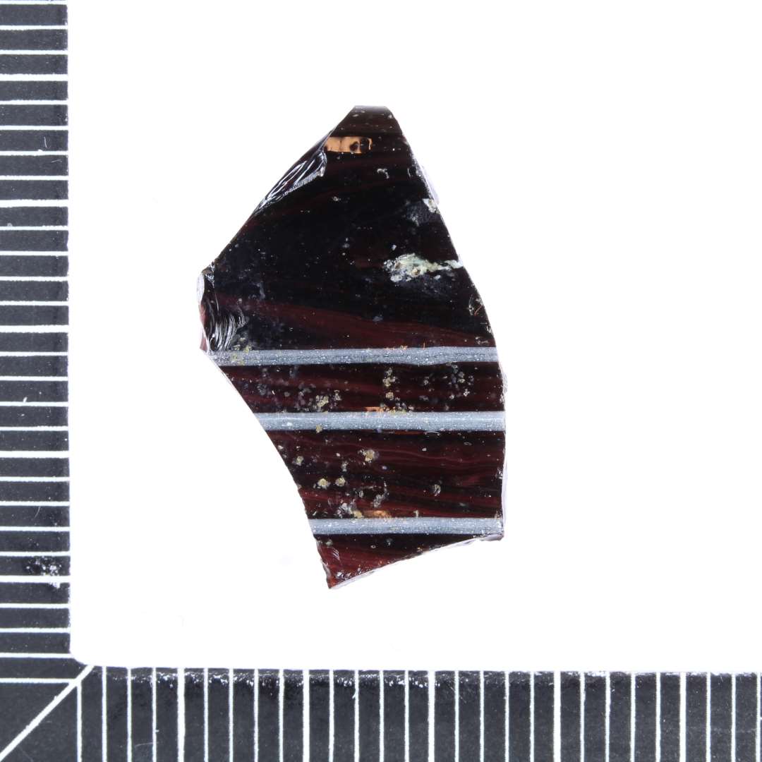 Randvariant e. Dybt mørkrød, til dels over i det sorte. Hvide horisontale tråde under randen. Kan sættes sammen med ID 200290552